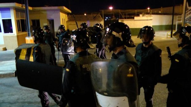 واجهوا الحرس الإسباني بالعصي والحجارة.. توقيف 40 مهاجرا في سبتة المحتلة (صور)