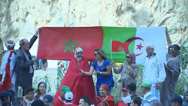 خاوة خاوة.. مغاربة وجزائريون ينظمون وقفة احتجاجية لفتح الحدود (فيديو)