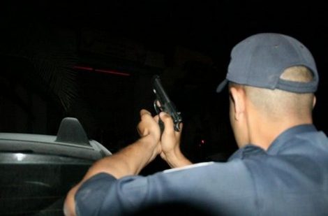 كان سكران.. بوليسي يشهر سلاحه لتوقيف ثلاثيني هدد أمن المواطنين وعناصر الشرطة في فاس