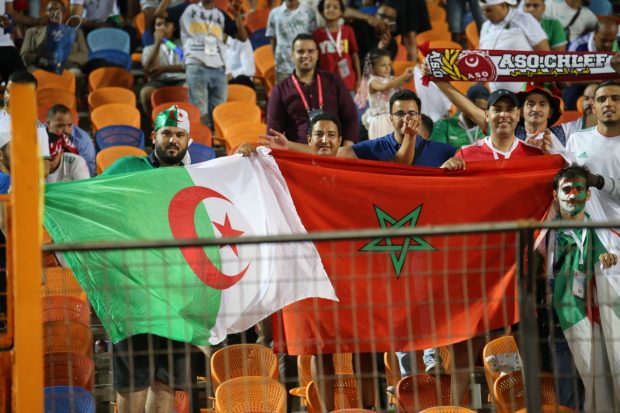 خاوة خاوة حتى للفينال.. مشجعون مغاربة ساندوا الأشقاء الجزائريين في مباراة نصف نهائي الكان (صور)