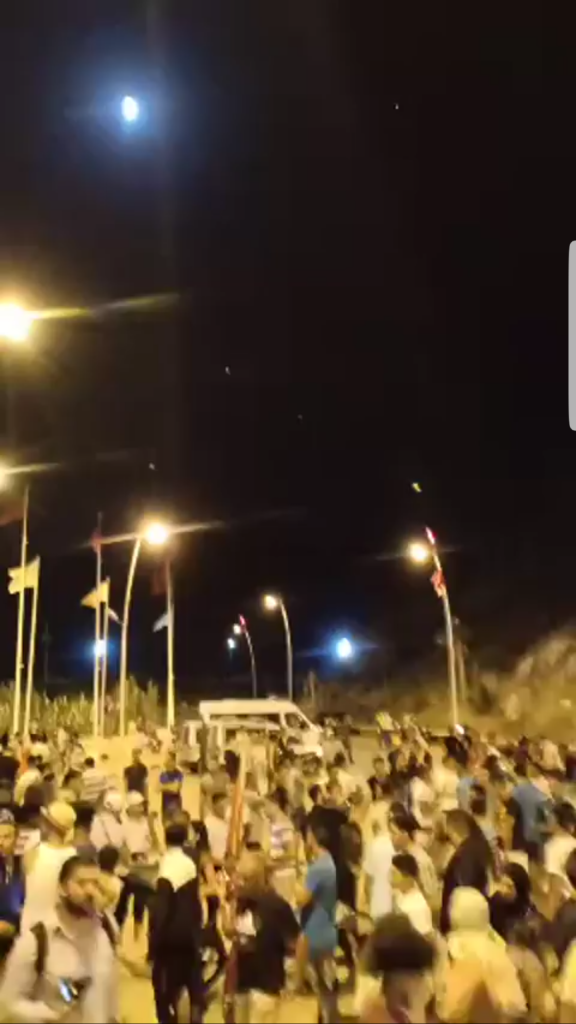 مغاربة باقيين على كلمتهم.. احتفالات مغربية جزائرية في الحدود وباريس (صور وفيديوهات)