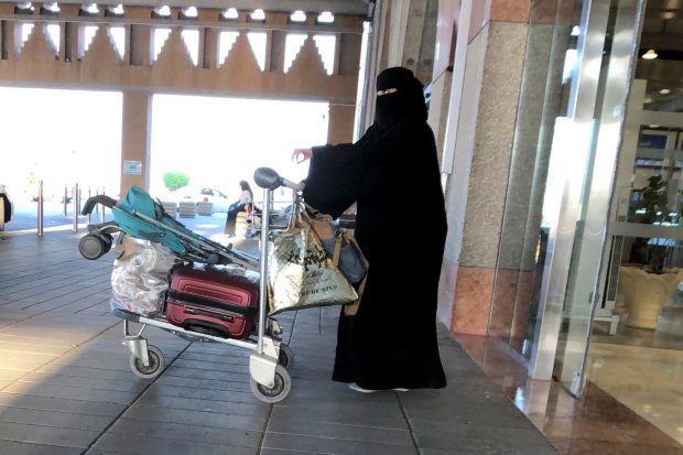 بعد السماح للمرأة السعودية بالسفر دون موافقة ولي الأمر.. 1000 مسافرة تغادر بلاد الحرمين