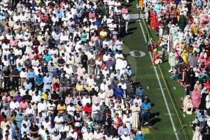 بعد مفاوضات دامت 8 سنوات.. المسلمون في نيوجرسي الأمريكية يؤدون صلاة العيد في الملعب الكبير