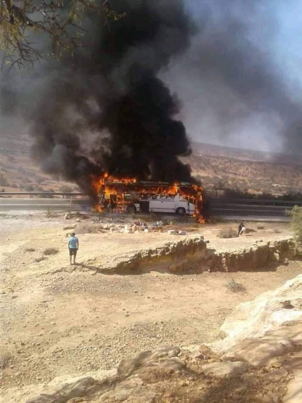 بالفيديو من نواحي الصويرة.. حافلة مسافرين تحترق بالكامل