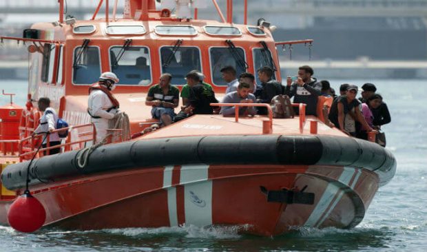 من بينهم امرأة.. البحرية الإسبانية تعترض 19 مهاجرا سريا قبالة سواحل سبتة المحتلة