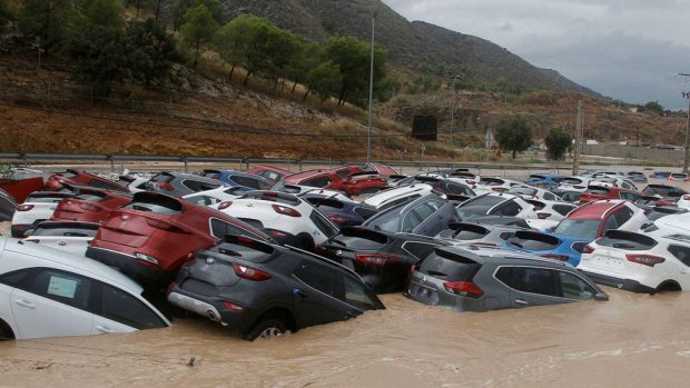 بالصور والفيديو.. وفيات وخسائر بالجملة بسبب فيضانات وسيول جارفة في إسبانيا
