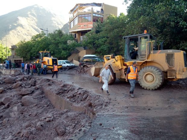 بعد ليلة من السيول والفياضات في إمليل.. استمرار عمليات إعادة فتح الطريق وإزالة الأتربة (صور)