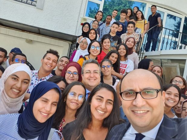 دعاهم إلى اعتبار السفارة بيتهم الثاني.. طارق يستقبل الطلبة المغاربة المسجلين في الجامعات التونسية (صور)