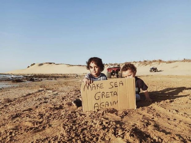 ما حك جلدك إلا ظفرك.. شاب يطلق مبادرة لجمع النفايات من شاطئ الصويرة (صور)