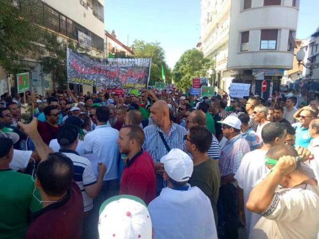 رددوا شعار “لا تبون لا بنفليس الشعب هو الرئيس”.. جزائريون يتظاهرون للجمعة الـ32 (فيديو)