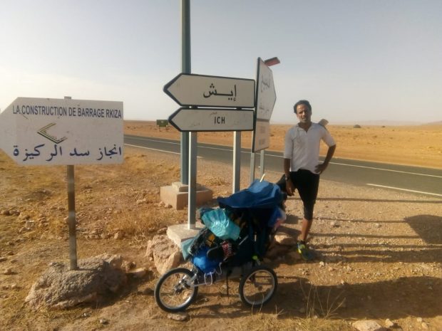 رحلة 906 كيلومتر على الأقدام.. هشام آيت الموح “فوريست غامب” المغربي! (صور)