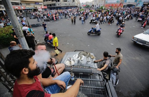 بين الطرافة والإثارة.. مشاهد من مظاهرات “الواتساب” في لبنان (صور)