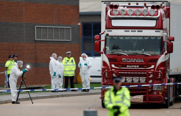 بعد العثور على 39 جثة في شاحنة تبريد.. الشرطة البريطانية توقف 3 أشخاص (صور)