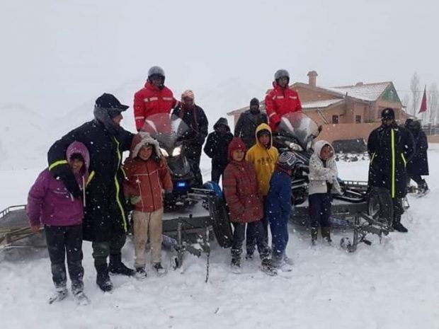حاصرتهم الثلوج.. الدرك يتدخل لمساعدة تلاميذ نواحي أزيلال (صور)