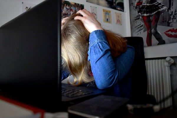أرقام رسمية.. 1,5 مليون امرأة تقع ضحية للعنف الإلكتروني في المغرب