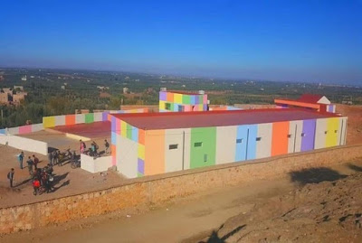 دارها زوينة.. رجل أعمال يبني حجرات فرعية في مدرسة في إقليم أزيلال (صور)