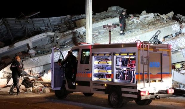 21 قتيلا ومئات المصابين.. زلزال يضرب شرق تركيا
