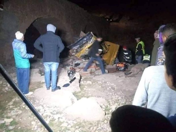مصرع شخصين وإصابة 3 آخرين.. حادثة سير خطيرة إثر انقلاب شاحنة في أزيلال