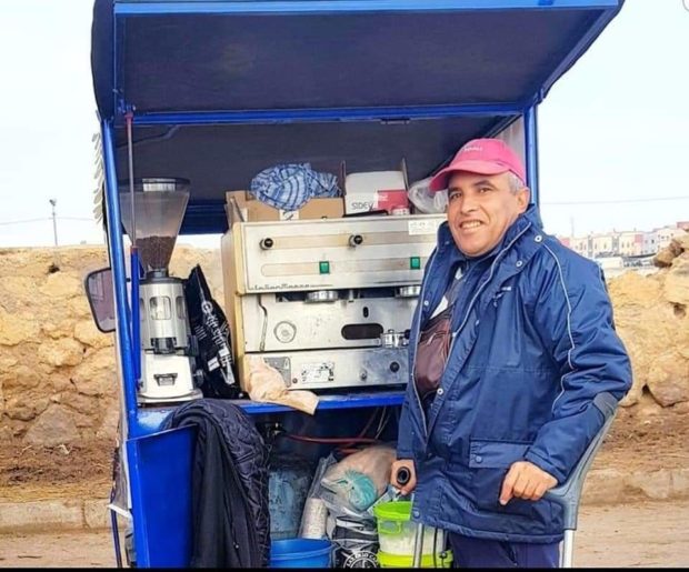الفطناسي مول القهوة: تصابت بالإعاقة فاش كنت صغير ولكن ما منعاتنيش نخدم على راسي ونصور نهاري (صور)