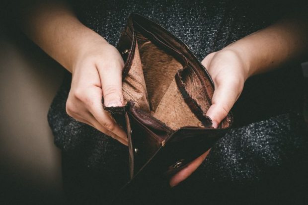 دراسة أمريكية: المشاكل المالية تسبب اضطرابات نفسية وعقلية… وقد تؤدي إلى الإقدام على الانتحار