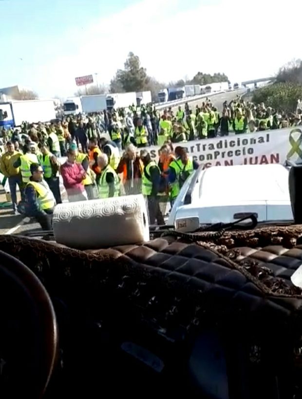 بالفيديو من إسبانيا.. مزارعون إسبان يعترضون شاحنات نقل منتوجات فلاحية مغربية