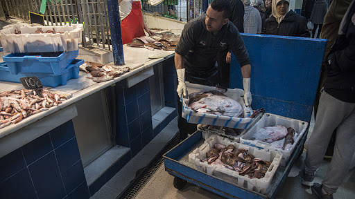 لجؤوا إلى التهريب وطرق غير قانونية لا تحترم الشروط الصحية.. تجار سمك في سبتة يعانون بسبب حظر المغرب