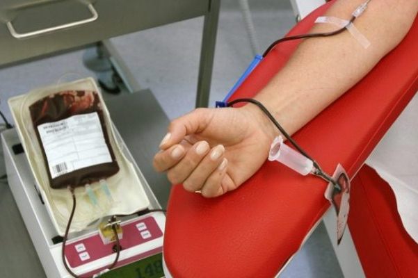 استجابة لناقوس الخطر الذي أطلقه المركز الوطني لتحاقن الدم.. “ينا هولدينغ” تنظم قافلة للتبرع