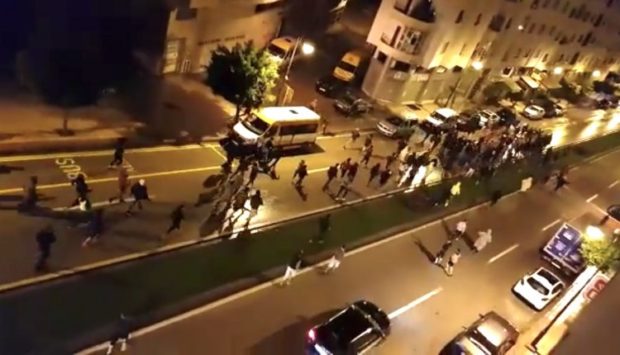 بزاف ديال البسالة.. عشرات المواطنين يخرجون في مسيرة عشوائية في طنجة رغم حالة الطوارئ (فيديو)
