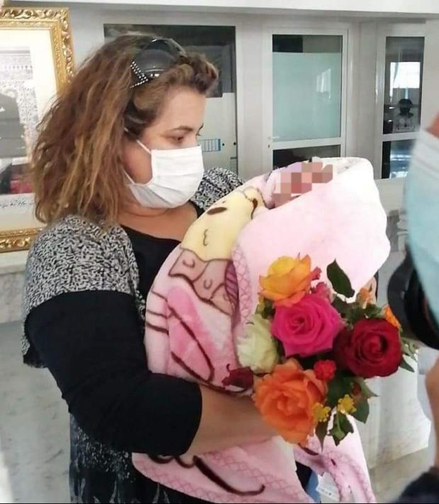 غادرت المستشفى في حضن والدتها.. سما أصغر مصابة بكورونا في المغرب تتماثل للشفاء