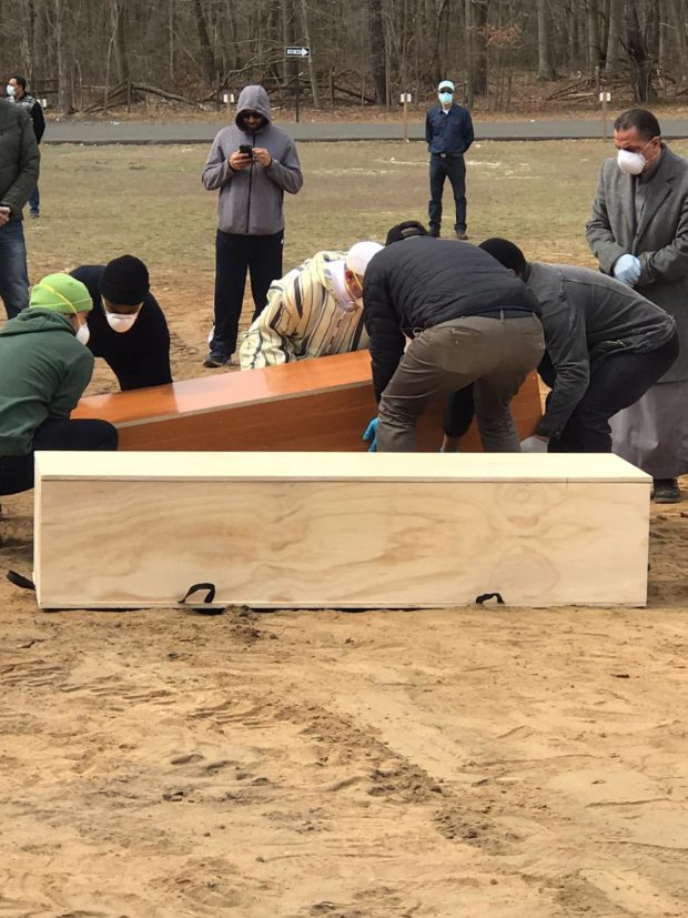 من أمريكا.. جنازة مهاجرين مغربيين توفيا بفيروس كورونا (صور وفيديو)