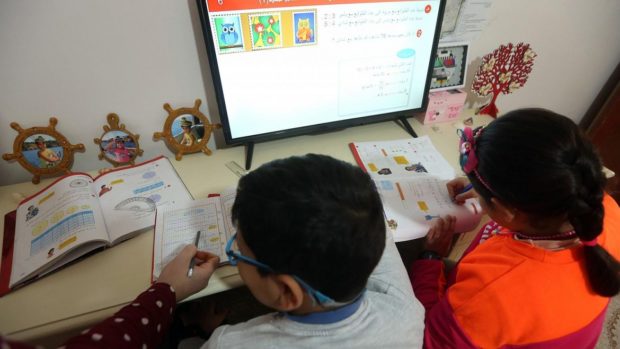 ما قدرش يعوض التدريس الحضوري.. أساتذة وطلبة يقرون بفشل التعليم عن بعد