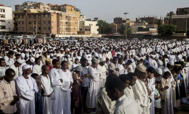 خرجو يصليو صلاة العيد فالجوامع والساحات.. أكبر عملية انتهاك للحظر في السودان (صور)