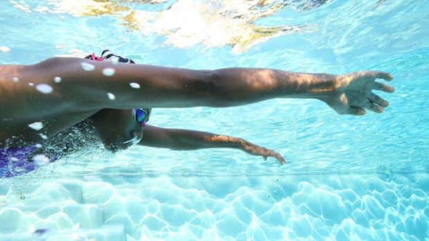 مع اقتراب الصيف.. علماء يكشفون إمكانية انتقال كورونا عن طريق السباحة