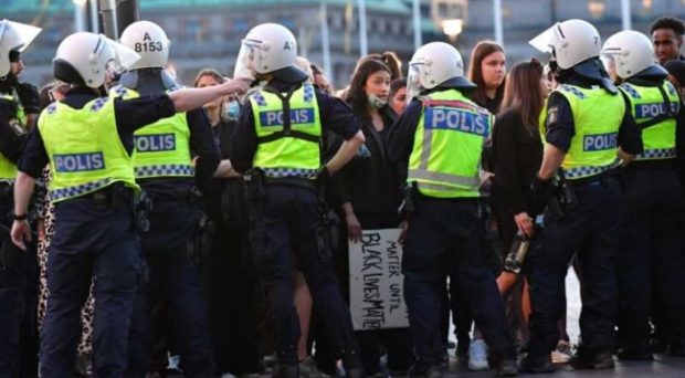 الحكومة السويدية خوفا من تفشي كورونا: ديرو المظاهرات فالإنترنت وما تخرجوش للشارع
