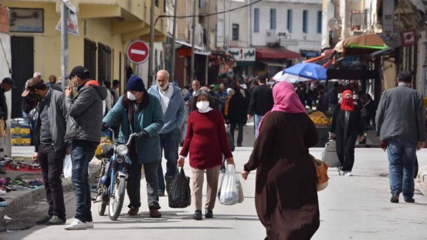 ناس المنطقة 1 زاهين.. مشاهد من مدن مغربية في أول “أيام التخفيف” (صور وفيديوهات)