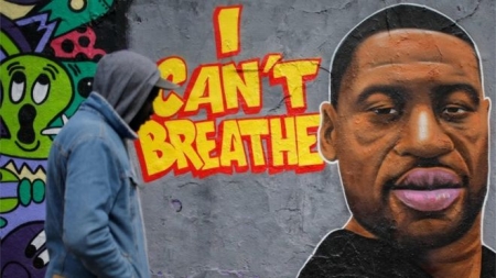 “لا أستطيع التنفس”.. صرخة استغاثة أشعلت فتيل الاحتجاجات في أمريكا (صور وفيديو)