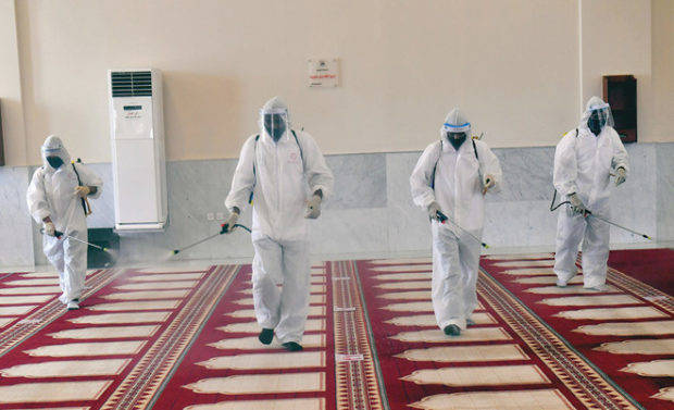 الفتح الجزئي للمساجد.. حقيقة اللجوء إلى محسنين لتوفير معدات قياس الحرارة والتعقيم