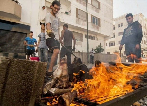 ممنوع التشواط.. جماعة طنجة تُقرر منع شي رؤوس الأضاحي في الشوارع والأزقة 