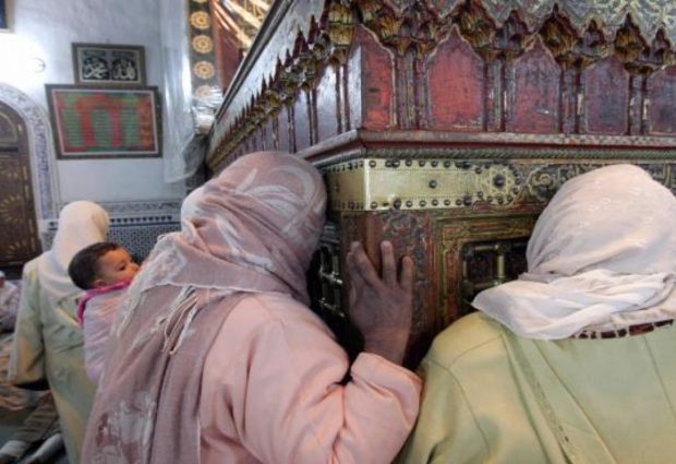 الزاوية والضريح.. كاينين العامرين وكاين اللي فيهم غير الريح