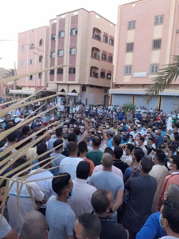 بالصور والفيديو.. احتجاجات في إقليم الرشيدية بسبب قرارات تشديد الإجراءات 