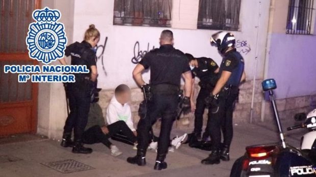 مغاربة وجزائريون.. اعتقال 5 أشخاص بتهمة السرقة والعنف في إسبانيا