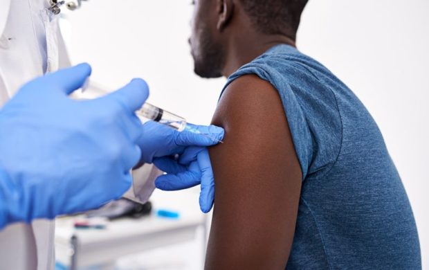 علماء: اللقاحات المضادة لكورونا قد لا تمنع الناس من الإصابة بالفيروس أو الوفاة