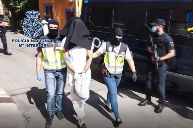 بتعاون مع الأمن المغربي.. شرطة إسبانيا تعتقل إرهابيين يجندان النساء