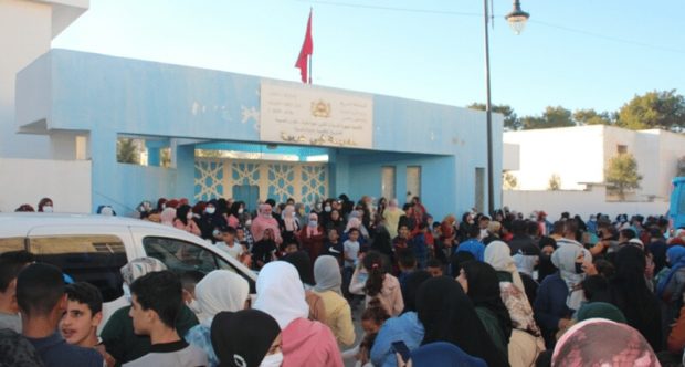 بالصور من طنجة.. احتجاجات واتهام لعامل في مدرسة باغتصاب تلميذ والخبرة الطبية تثبت العكس