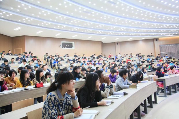 بقاو حاصلين هنا.. طلبة مغاربة يرفضون التعليم عن بعد ويطلبون بالسماح لهم بالالتحاق بجامعاتهم في الصين