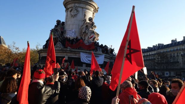 فعايل قطاع الطرق.. موالون للبوليساريو يعتدون على وقفة مسيرة لمغاربة في باريس (صور)