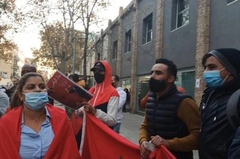 من برشلونة.. مغاربة يكشفون كواليس من الوقفة الاحتجاجية ضد إجرام البوليساريو 