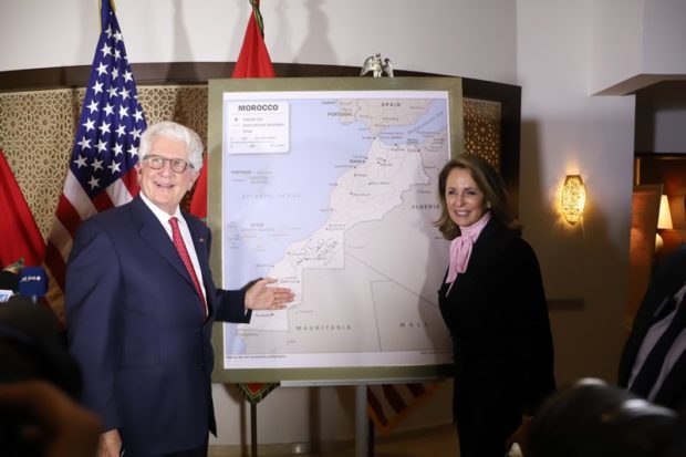 بالصور.. السفير الأمريكي يقدم خريطة المغرب الكاملة المعتمدة رسميا من قبل الحكومة الأمريكية