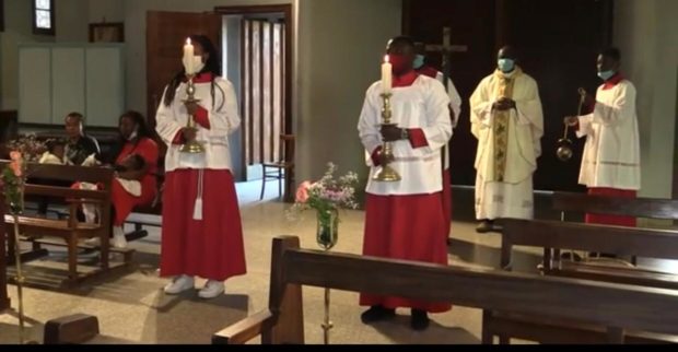 طقوس وأجواء خاصة.. مسيحيون يحتفلون بقداس عيد الميلاد في كنيسة في كازا (فيديو)