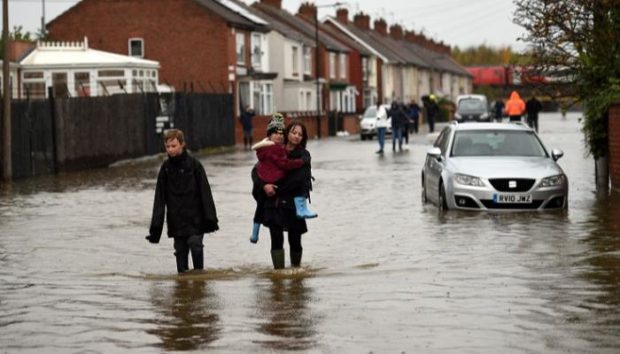 صافي كملات.. فيضانات تضرب مستودعات تخزين لقاح كورونا فى بريطانيا